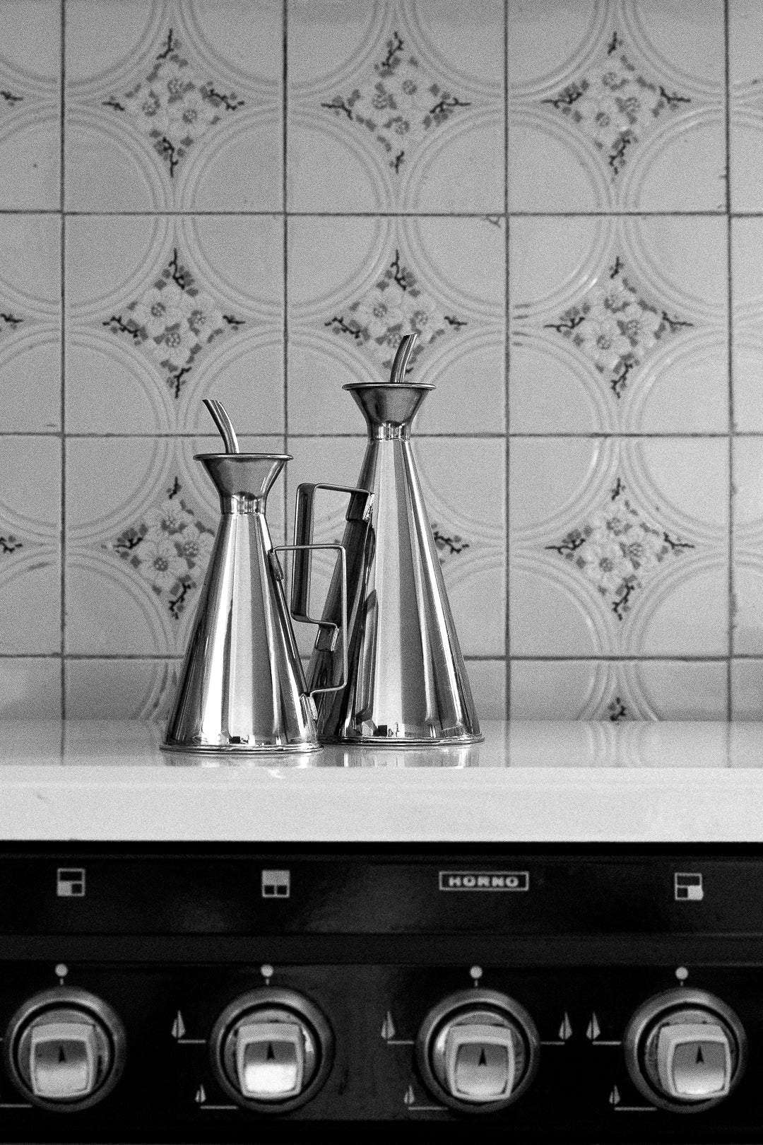 Deux huilier Inox design Cantaria posé sur un four 